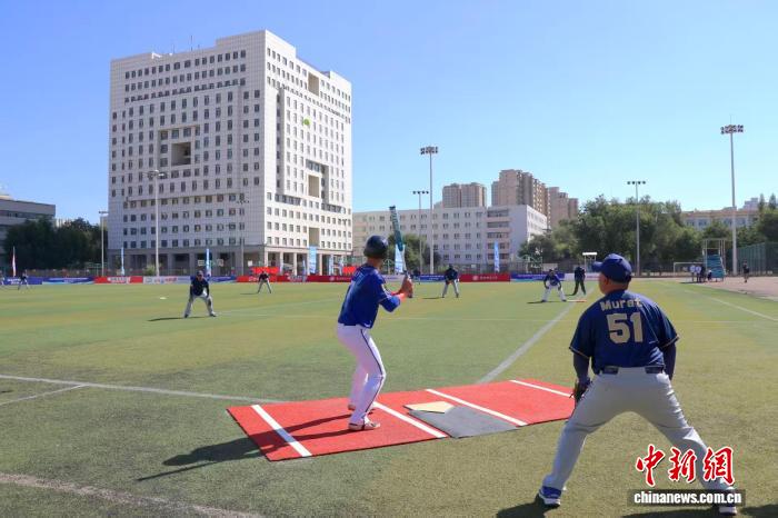 两岸青少年在新疆乌鲁木齐携手挥棒以球会友共