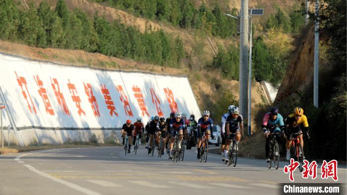 2023陕西渭南沿黄公路自行车赛近700骑手竞速黄河