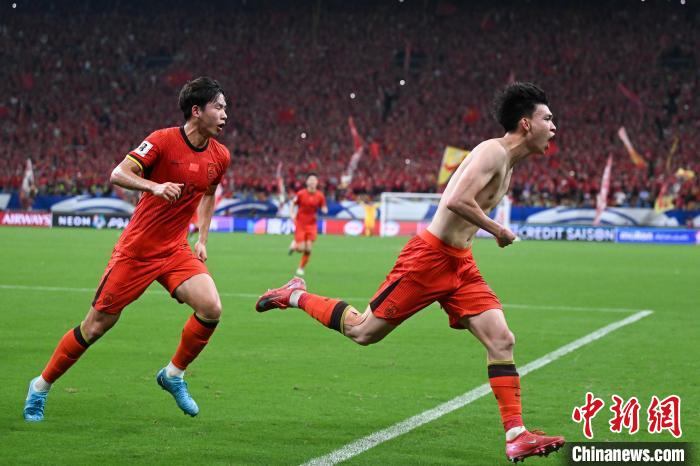 浙江绿城迎战上海海港 小将王钰栋成关键棋子