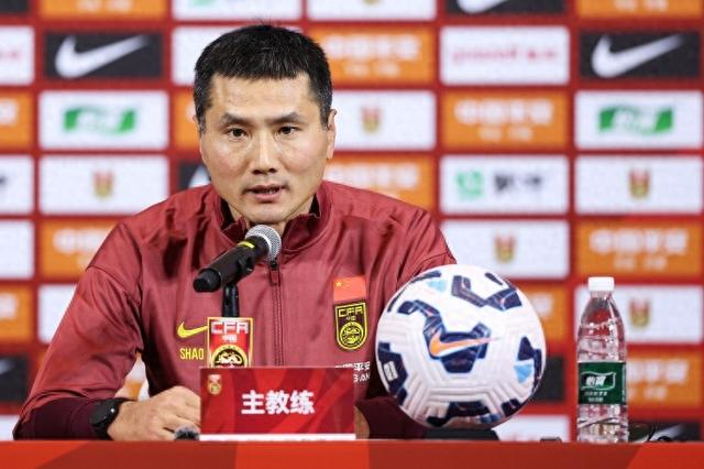 中国男足迎战喀麦隆队 邵佳一谈战术调整与球员