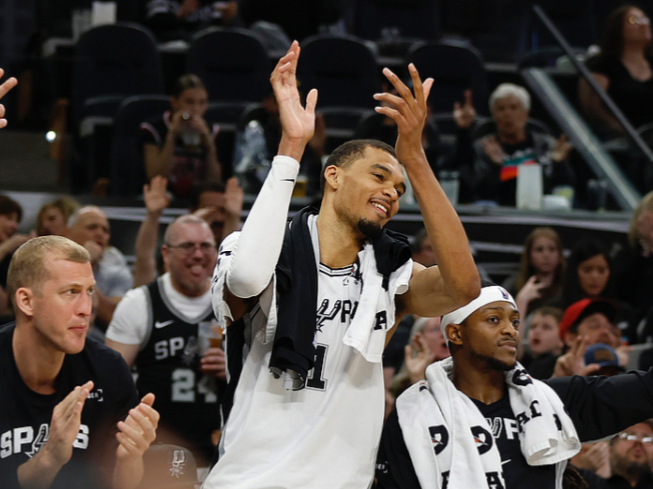 文班亚马率马刺逆袭登顶，MVP争夺战白热化