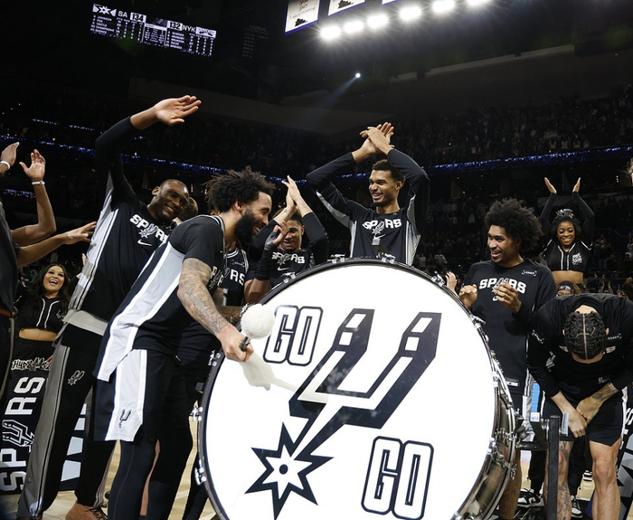 文班亚马率马刺逆袭登顶，MVP争夺战白热化