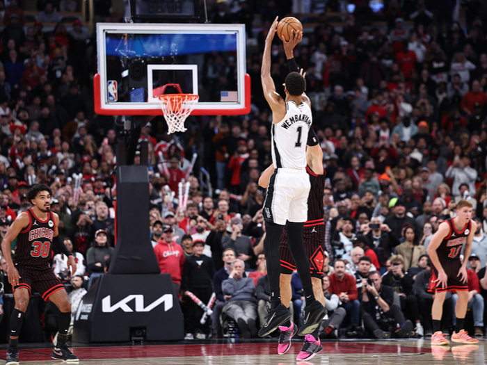 文班亚马率马刺逆袭登顶，MVP争夺战白热化