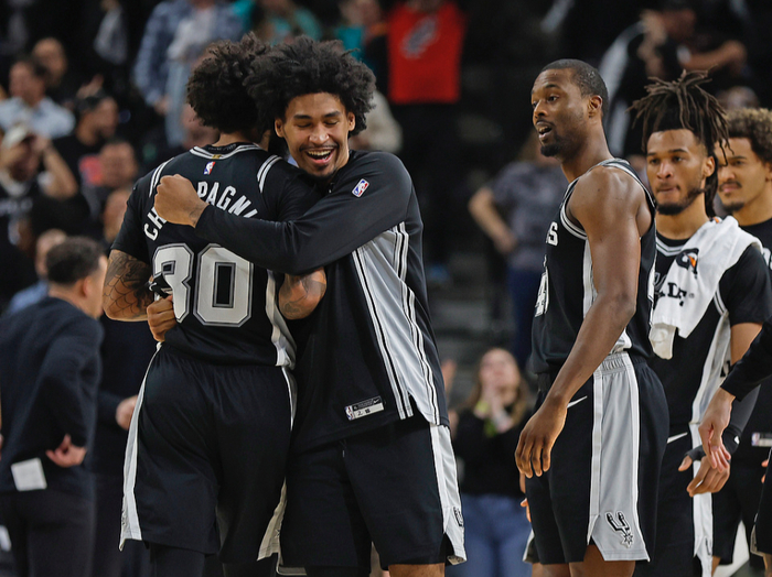 文班亚马率马刺逆袭登顶，MVP争夺战白热化